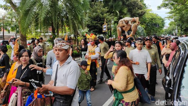 Pawai ogoh-ogoh di Balai Kota Surabaya.
