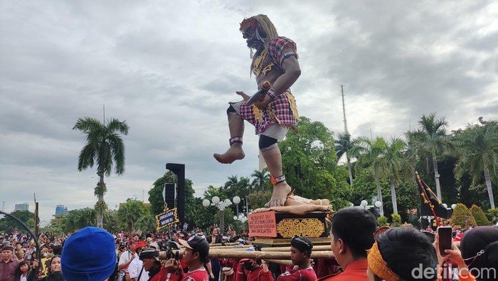 Pawai ogoh-ogoh di Balai Kota Surabaya.
