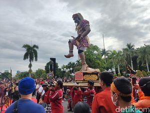 Warga Surabaya Nonton Pawai Ogoh-Ogoh Sambil Kenalkan Toleransi ke Anak
