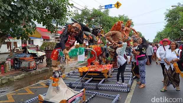 Pawai ogoh-ogoh di Blitar.