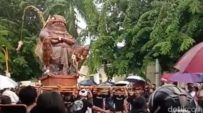 Pawai ogoh-ogoh di Kupang, Minggu (10/3/2024).