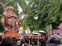 Warga Bali di Kupang Arak 12 Ogoh-Ogoh di Tengah Guyuran Hujan