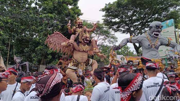 Pawai ogoh-ogoh menjelang Nyepi di Wlingi, Blitar.
