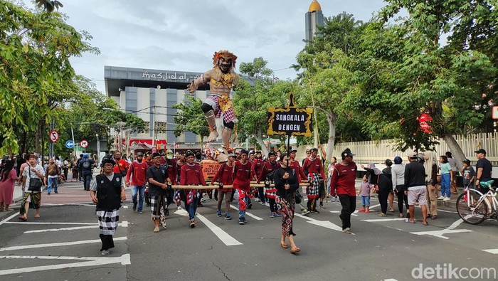 Pawai ogoh-ogoh pertama di Balai Kota Surabaya