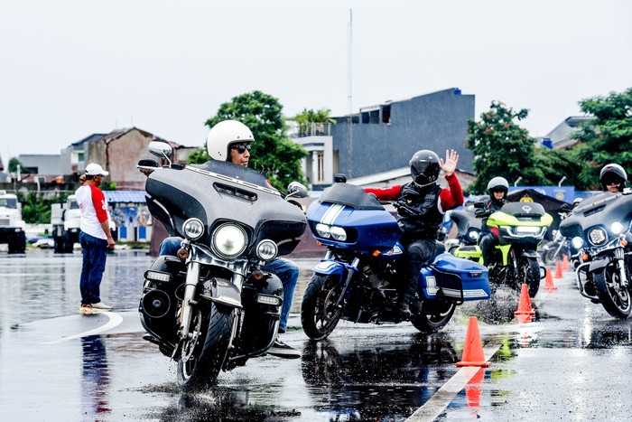 Kegiatan safety riding digelar di Pusat Pendidikan Lalu Lintas Polri Serpong, Tangsel. Kegiatan ini diikuti ratusan riders dari komunitas Hogers.
