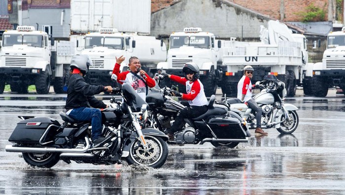 Pelatihan Safety Riding Tingkatkan Keselamatan dan Keamanan Berkendara Kegiatan safety riding digelar di Pusat Pendidikan Lalu Lintas Polri Serpong, Tangsel. Kegiatan ini diikuti ratusan riders dari komunitas Hogers.