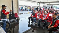 Grup motor Harley terbesar di Indonesia, HOGERS, menggelar kegiatan safety riding di Pusat Pendidikan Lalu Lintas Polri Serpong, Tangerang Selatan, Sabtu (9/3). Kegiatan ini dihadiri ratusan riders HOGERS Indonesia yang antusias mengikuti pelatihan.