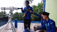 Pemantauan untuk menentukan awal Ramadhan 1445 Hijriah tersebut tidak berhasil melihat hilal karena tertutup awan gelap akibat cuaca buruk. ANTARA FOTO/Andri Saputra