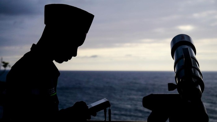 Pemantauan hilal terkendala cuaca di Ternate Petugas Badan Meteorologi dan Geofisika (BMKG) melakukan pemantauan posisi hilal di Gedung Observatorium Hilal Stasiun Geofisika Ternate, Kota Ternate, Maluku Utara, Minggu (10/3/2024). Pemantauan untuk menentukan awal Ramadhan 1445 Hijriah tersebut tidak berhasil melihat hilal karena tertutup awan gelap akibat cuaca buruk. ANTARA FOTO/Andri Saputra/tom.