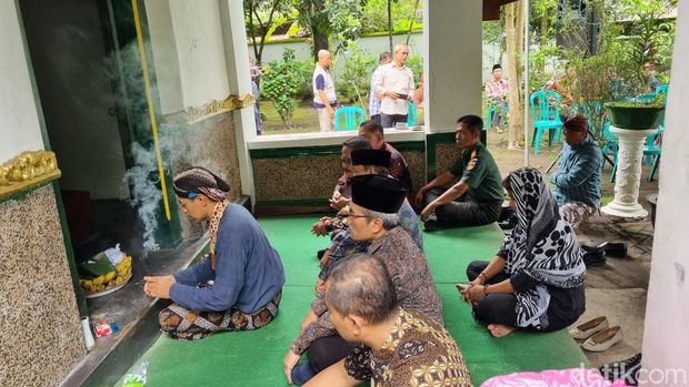 Pembersihan Watu Gilang di petilasan Gilanglipuro, Kauman, Gilangharjo, Pandak Bantul menggunakan air yang dituangkan dari kendi. Air kendi itu berasal dari sumur setempat.