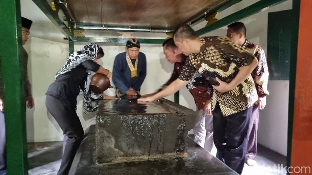 Pembersihan Watu Gilang di petilasan Gilanglipuro, Kauman, Gilangharjo, Pandak Bantul menggunakan air yang dituangkan dari kendi. Air kendi itu berasal dari sumur setempat.