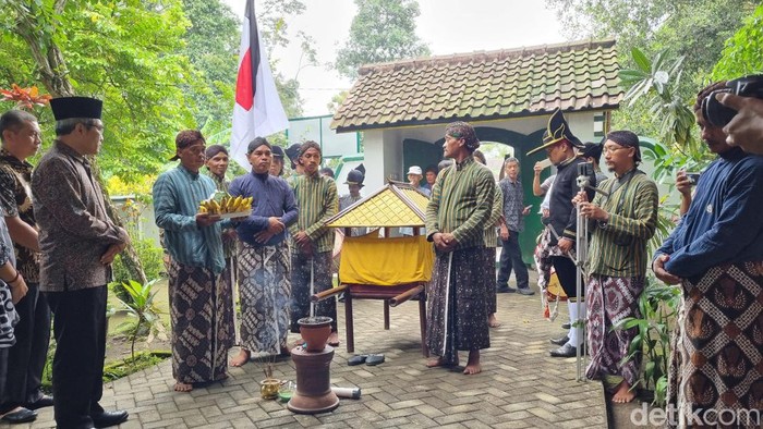 Pembersihan Watu Gilang di petilasan Gilanglipuro, Kauman, Gilangharjo, Pandak Bantul menggunakan air yang dituangkan dari kendi. Air kendi itu berasal dari sumur setempat.