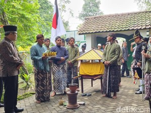 Sambut Ramadan, Warga Kauman Bersihkan Batu di Petilasan Gilanglipuro Bantul