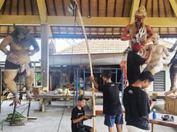 Pemuda Desa Manduang, Klungkung, Bali, membuat ogoh-ogoh bertema Tri Hita Karana, Sabtu (2/3/2024).