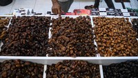 Pedagang setempat menyatakan penjualan buah kurma jelang bulan suci Ramadhan pada awal pekan bulan Maret 2024 mengalami peningkatan hingga 50 persen dibandingkan bulan-bulan sebelumnya.
