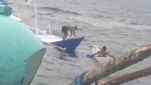 Perahu motor angkut 36 penumpang terbalik di Perairan Oeba, Kota Kupang, NTT. (Istimewa)