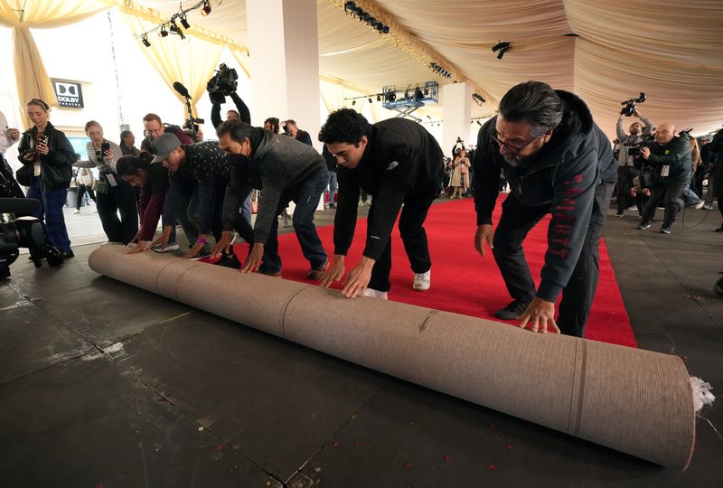 Persiapan Karpet Merah Oscars 2024 Crew members roll out the red carpet for Sunday's 96th Academy Awards at the Dolby Theatre, Wednesday, March 6, 2024, in Los Angeles. (AP Photo/Chris Pizzello)