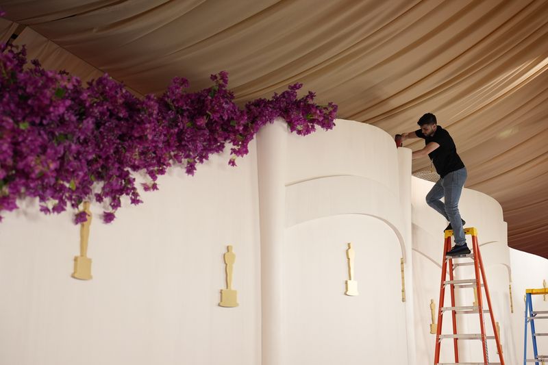 Persiapan Karpet Merah Oscars 2024 A worker prepares for the Oscars red carpet ahead of the 96th Academy Awards, Saturday, March 9, 2024, in Los Angeles. (AP Photo/John Locher)