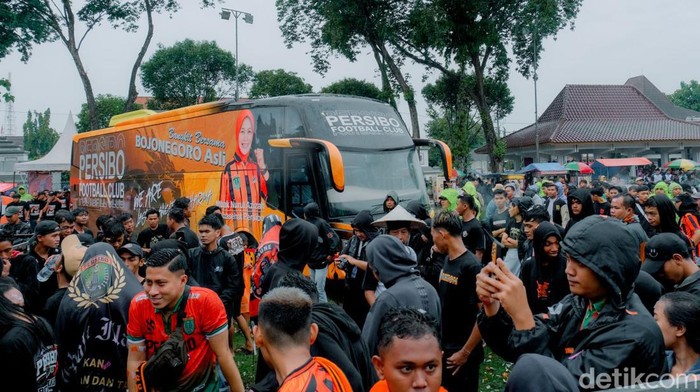 Pesta perayaan HUT ke-75 Persibo di Alun-Alun Bojonegoro.