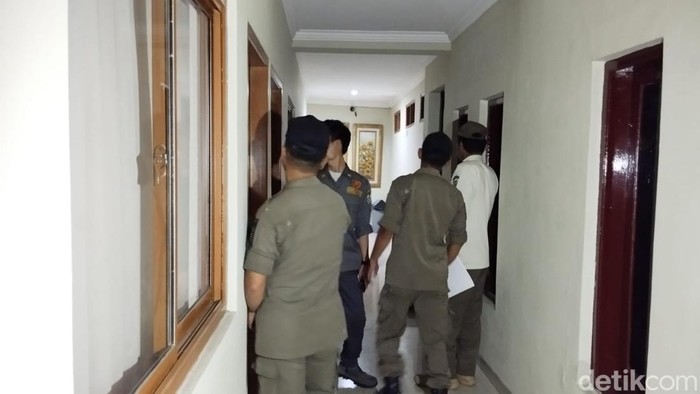 Petugas Satpol PP Kota Cirebon saat melakukan penyisiran ke penginapan
