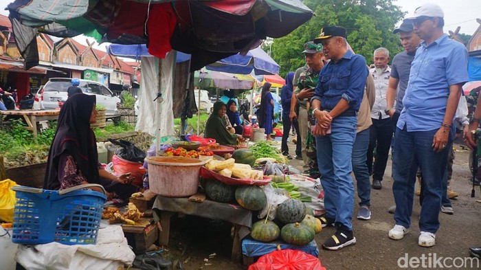 Pj Bupati Bone Andi Islamuddin bersama TPID Bone mengecek harga bahan pokok di pasar tradisional.