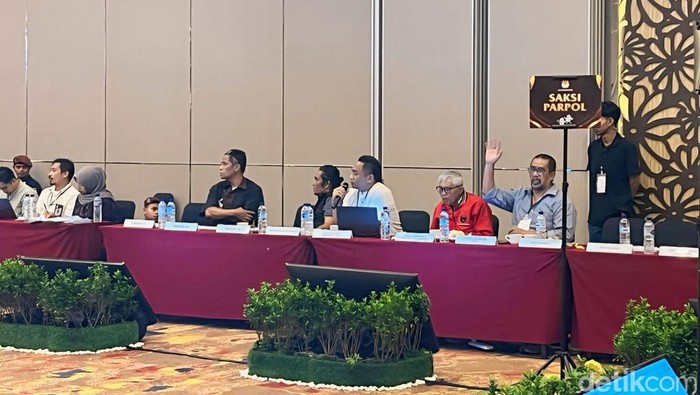 Saksi Partai Gerindra Alexander Kolaai Narwada saat berbicara di rapat pleno pada Minggu (10/3/2024).
Foto: Helmy Akbar / detikBali