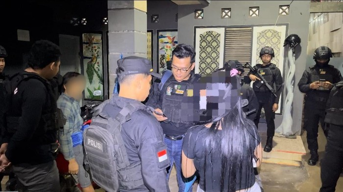 Polisi melakukan razia kos-kosan di Kudus, Sabtu (9/3/2024).