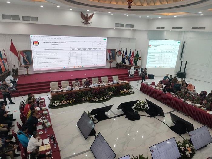 KPU melakukan rekapitulasi nasional Pilpres 2024, Minggu (10/3/2024). Hasil di Kalimantan Barat, pasangan calon nomor urut 2 Prabowo Subianto-Gibran Rakabuming Raka menempati posisi teratas dengan perolehan 1.964.183 suara.