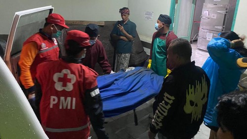 Proses evakuasi pria yang tewas tertimbun longsor di shortcut titik 7 wilayah Banjar Dinas Wirabuana, Desa Gitgit, Kecamatan Sukasada, Kabupaten Buleleng, Bali, Sabtu (9/3/2024). (Foto: Istimewa)