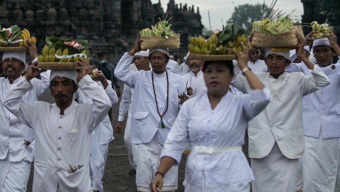 Umat Hindu berjalan mengitari Candi Prambanan di Sleman, DI Yogyakarta, Minggu (10/3/2024). Prosesi Tawur Agung Kesanga yang diikuti ribuan Umat Hindu dari DI Yogyakarta dan Jawa Tengah tersebut merupakan rangkaian perayaan Hari Raya Nyepi Tahun Baru Saka 1946. ANTARA FOTO/Hendra Nurdiyansyah