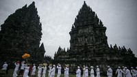 Umat Hindu berjalan mengitari Candi Prambanan di Sleman, DI Yogyakarta, Minggu (10/3/2024).