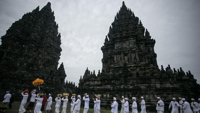 Umat Hindu berjalan mengitari Candi Prambanan di Sleman, DI Yogyakarta, Minggu (10/3/2024). Prosesi Tawur Agung Kesanga yang diikuti ribuan Umat Hindu dari DI Yogyakarta dan Jawa Tengah tersebut merupakan rangkaian perayaan Hari Raya Nyepi Tahun Baru Saka 1946. ANTARA FOTO/Hendra Nurdiyansyah