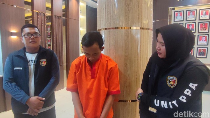 Ramelan yang diamankan polisi karena kasus pemerkosaan terhadap pacarnya
