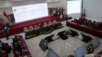 Ketua KPU RI Hasyim Asyari memimpin rapat pleno rekapitulasi nasional untuk provinsi Bangka Belitung di Kantor KPU RI, Jakarta, Minggu (10/3/2024).
