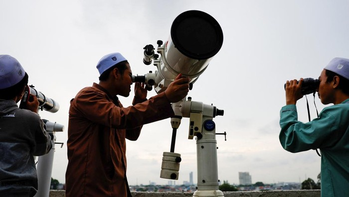 Muslim men look for the position of the moon to mark the first day of the holy fasting month of Ramadan, on the roof of Al-Musyariin mosque in Jakarta, Indonesia, March 10, 2024. REUTERS/Willy Kurniawan