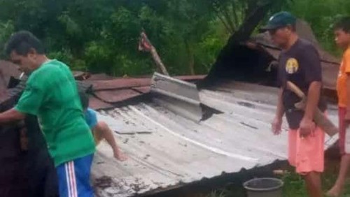 Rumah milik Oktavianus Kono Mandonsa di Kampung Kedutul, Kelurahan Baru, Kecamatan Reok, Manggarai, NTT, roboh diterjang angin, Sabtu (9/3/2024) malam (Istimewa)