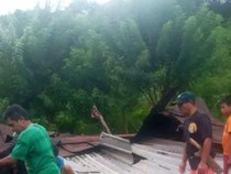 Penghuni Asyik Minum Kopi, Rumah di Manggarai Roboh Diterjang Angin