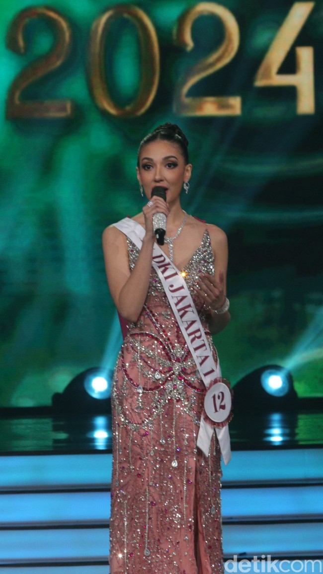 Gaun bernuansa pink menjadi andalan Ghina ketika sesi evening gown untuk Top 6. Bordiran berkilauan sukses memancarkan aura glamornya. (Foto: Rifkianto Nugroho/detikcom)
