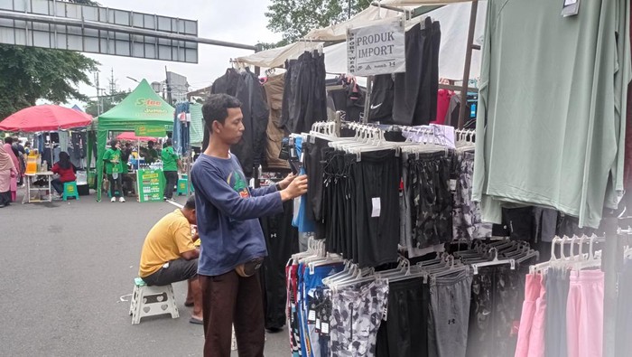 Salah satu pedagang kaki lima di CFD yang mengaku mengalami omzet turun lebih dari 50%
