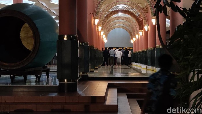 Suasana salat tarawih perdana di Maskam UGM, Minggu (10/3/2024).