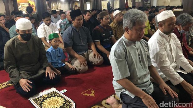 Suasana salat Tarawih perdana di Masjid Gedhe Kauman malam ini, Minggu (10/3/2024).