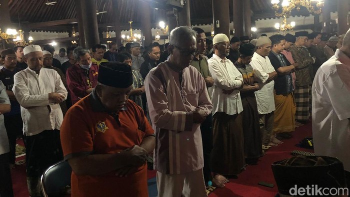 Suasana salat Tarawih perdana di Masjid Gedhe Kauman malam ini, Minggu (10/3/2024).