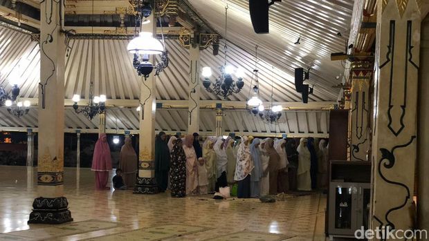 Suasana salat Tarawih perdana di Masjid Gedhe Kauman malam ini, Minggu (10/3/2024).