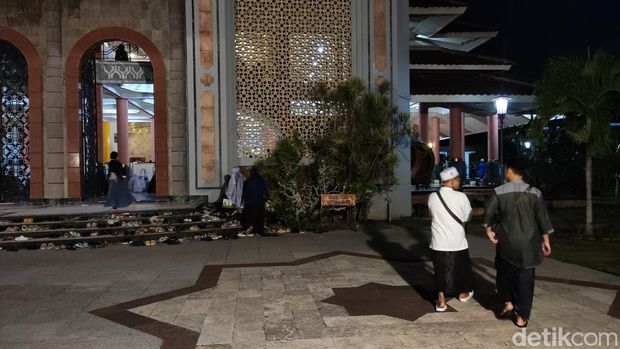 Suasana salat tarawih perdana di Maskam UGM, Minggu (10/3/2024).