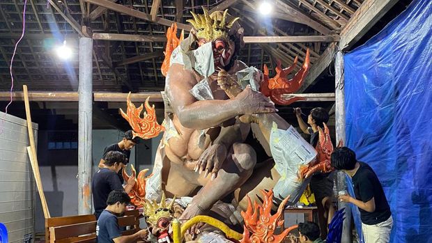 Sekaa Teruna Kembang Sari, Banjar Banyubiru, Desa Banyubiru, Kecamatan Negara, Kabupaten Jembrana, Bali saat mengecat ogoh-ogoh bertema 'Mebarung Gelung', pada Senin (26/2/2024).