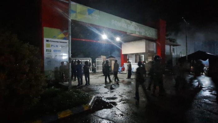 Situasi di Gedung Emeneme Yaware, Mimika, Papua Tengah, usai diserang sekelompok massa.