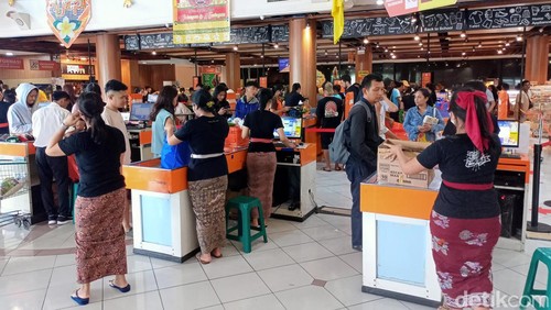 Situasi lonjakan pembeli di salah satu supermarket di Kuta Utara, Badung jelang Nyepi, Minggu (10/3/2024). ( Agus Eka/detikBali)