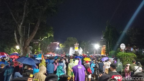 Suasana di simpang Catur Muka, pusat Kota Denpasar ramai warga yang menonton pawai ogoh-ogoh.