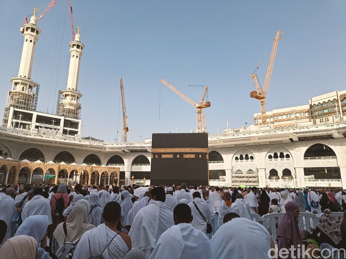 Suasana di Kabah Masjidil Haram tampak ramai dikelilingi jemaah, Maret 2024.