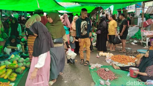 Suasana keramaian di pasar Amahami Kota Bima, NTB, Minggu (10/4/2024). (Dok. Rafiin/detikBali)